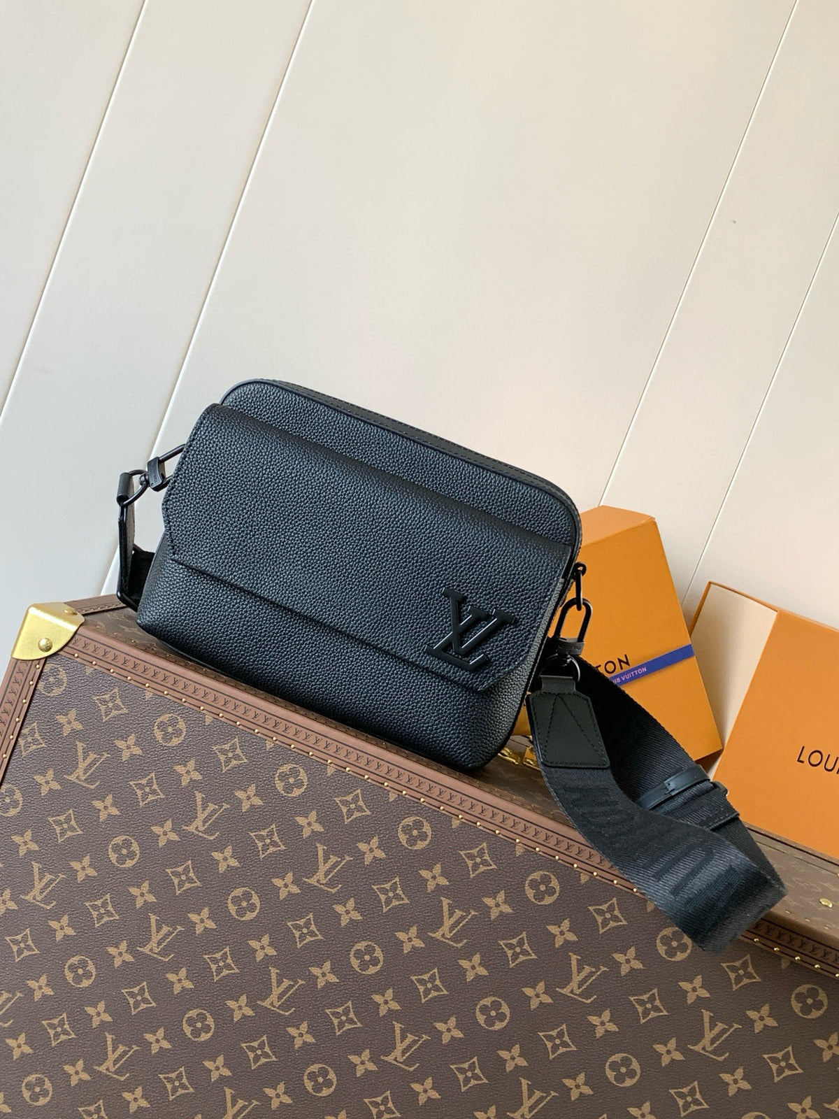 Louis Vuitton Aerogram Fastline Messenger Bag M22482