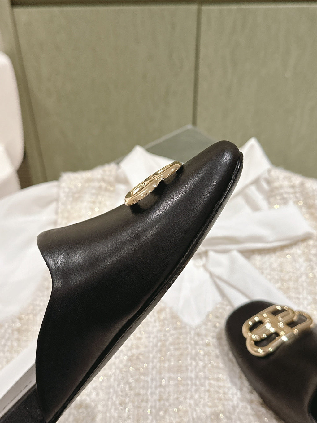 FLAT MULES IN BLACK SMOOTH CALFSKIN GOLD BUCKLE