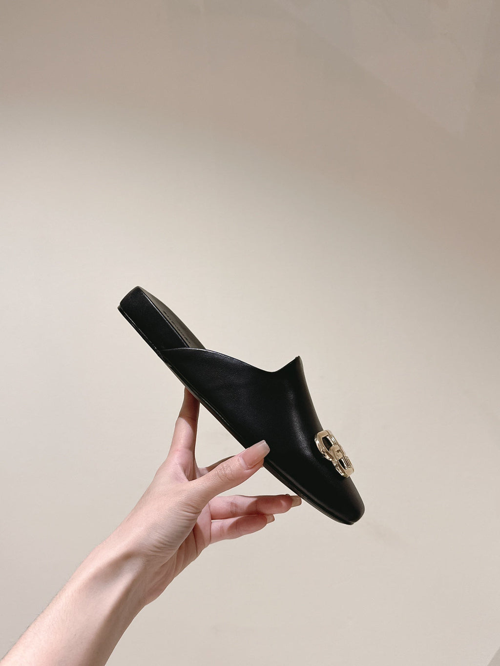 FLAT MULES IN BLACK SMOOTH CALFSKIN GOLD BUCKLE