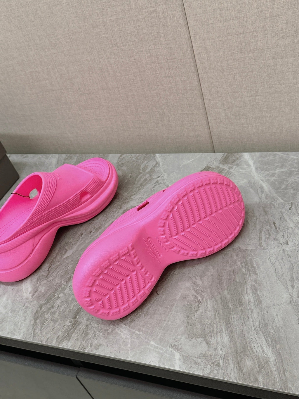POOL CROCS SLIDE SANDAL IN BRIGHT PINK RUBBER