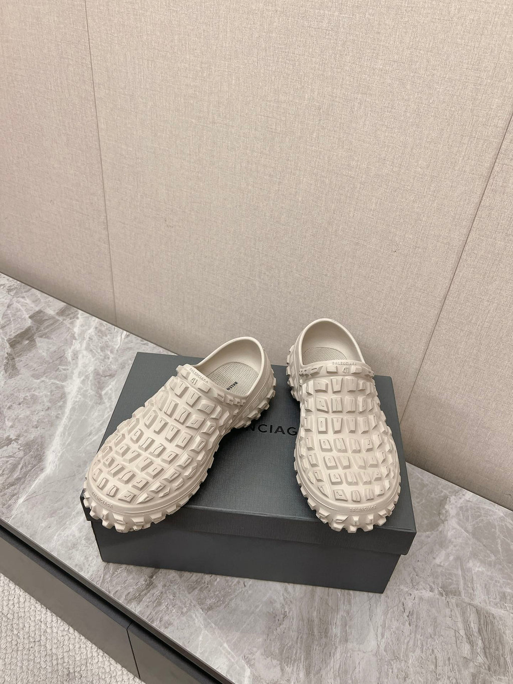 BOUNCER CLOG IN BEIGE RUBBER