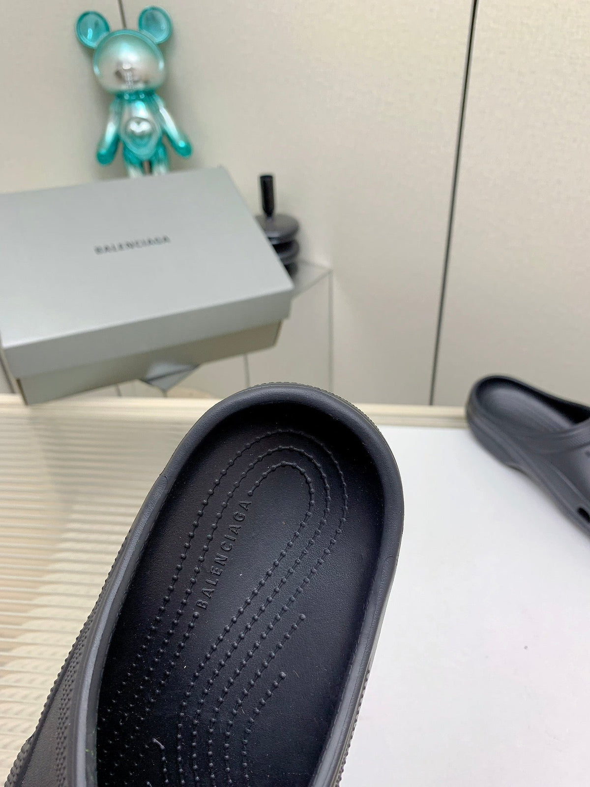 POOL CROCS IN BLACK RUBBER