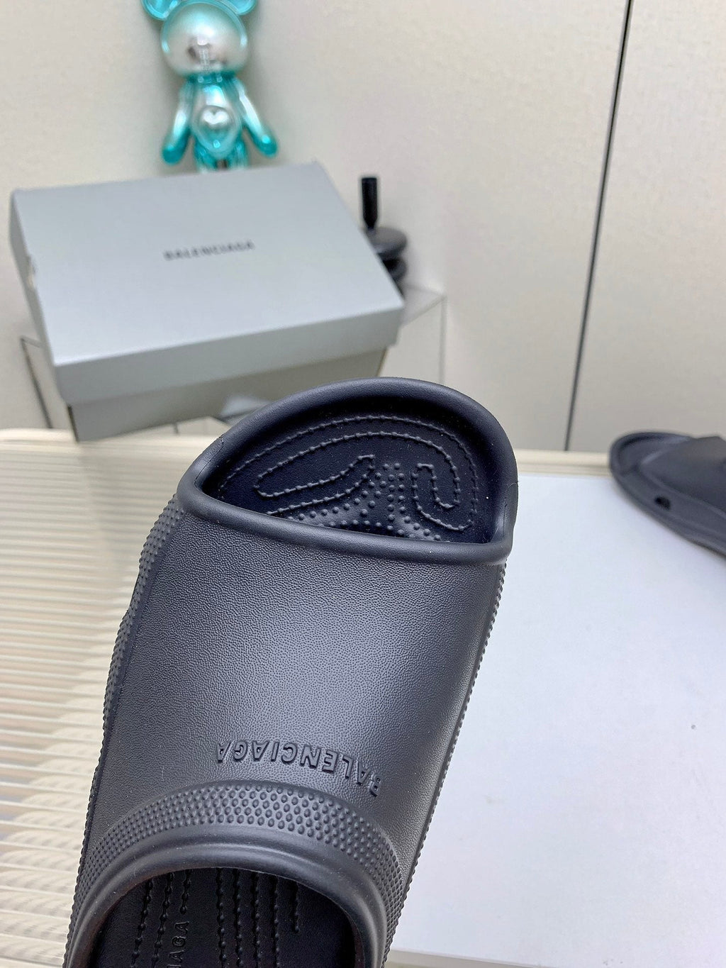 POOL CROCS IN BLACK RUBBER