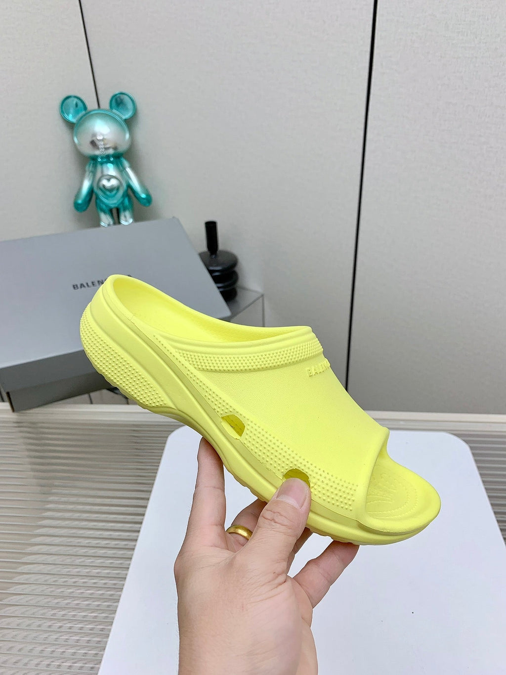 POOL CROCS IN MANZ YELLOW RUBBER