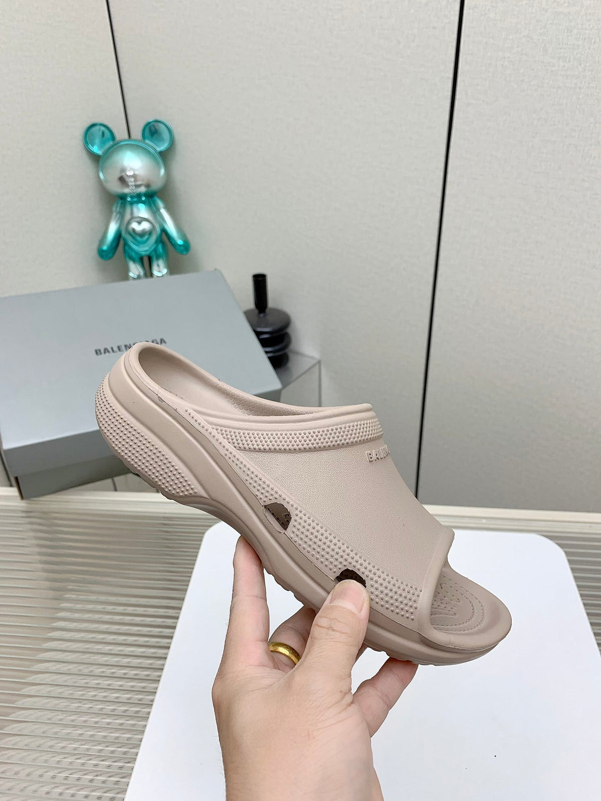 POOL CROCS IN HILLARY BROWN RUBBER