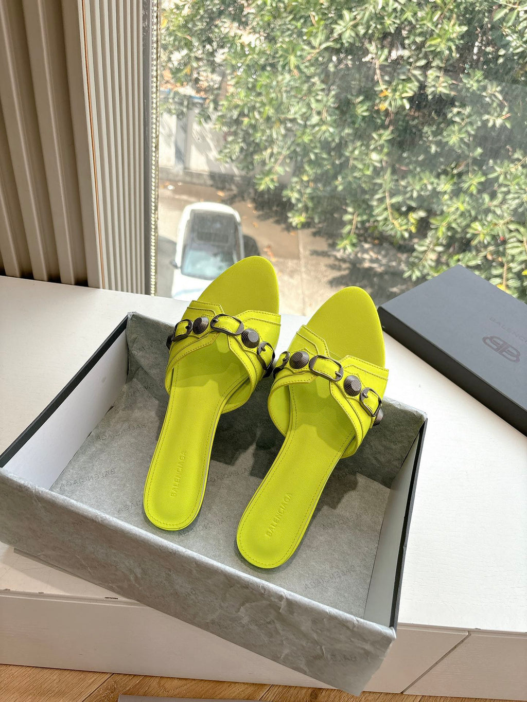 CAGOLE FLAT MULES IN LIME YELLOW CALFSKIN